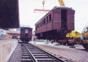 Chegada dos carros ferroviários ao pátio do Museu Histórico de Londrina. Fotografia Rui Cabral, 1999   