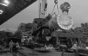 Chegada da locomotiva Baldwin no pátio do Museu Histórico de Londrina. Fotografia Amauri Ramos da Silva, 2014   