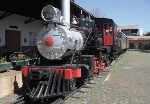 Locomotiva Baldwin e seu tender estacionados no pátio do Museu Histórico de Londrina após restauração. Fotografia projeto Une Design, 2014   