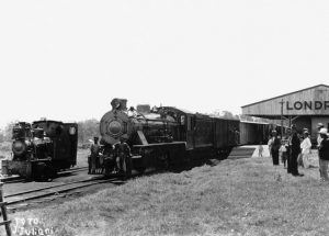 Imagem com locomotiva e a manobreira que atuaram em Londrina. Fotografia José Juliani, 1935   
