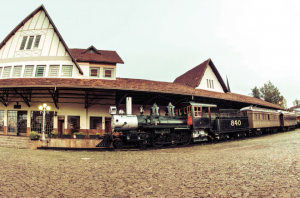 Locomotiva Baldwin 1910 e seu a tender, carro pagador e carro de passageiros em processo de restauro. Fotografia Wilson Vieira, 2014   
