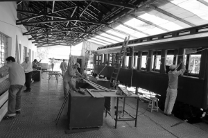 Processo de restauração dos carros ferroviários. Fotografia Rui Cabral, 2012   